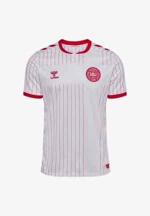 Biała koszulka piłkarska z cienkimi czerwonymi pionowymi paskami, czerwonym kołnierzem i krawędziami rękawów, logo Hummel oraz emblematem reprezentacji Danii na piersi.