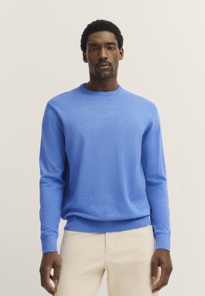 Hellblauer Strickpullover mit Rundhalsausschnitt, gerippten Bündchen und Saum, aus weichem Material mit feiner Textur hergestellt.