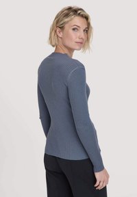 Enganliegender, langärmeliger Rippenpullover in schieferblau, mit rundem Halsausschnitt und seitlichen Schlitzen für mehr Komfort. Weiche Textur und figurbetonendes Design.