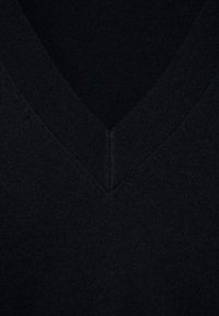 Sort V-hals sweater med ribbet struktur, blødt strikstof og et enkelt design uden mønstre eller accenter.