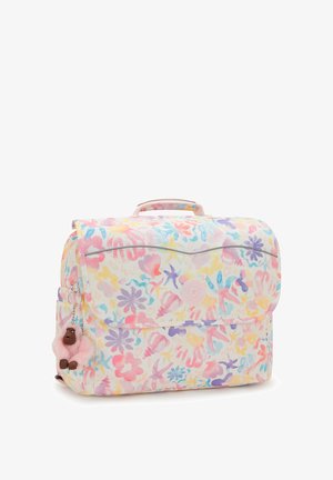 Mochila floral multicolor en tonos pastel con un acabado brillante. Presenta un cierre de solapa, un asa y un pequeño charm de gorila rosa adjunto.