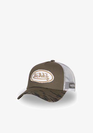 Gorra de camionero de malla marrón y blanca con visera de patrón camuflaje y un parche ovalado blanco con la inscripción "Von Dutch" en el panel frontal.