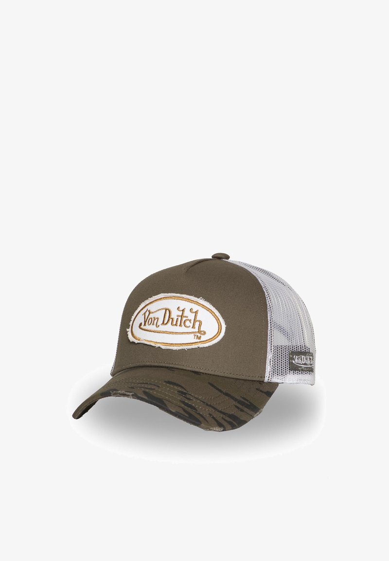 Casquette trucker en maille marron et blanche avec une visière à motif camouflage et un écusson ovale blanc portant l'inscription "Von Dutch" sur le panneau avant.