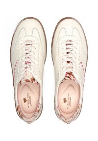 Zapatillas de cuero crema con acentos rosas y ribete de patrón floral. Forro interior texturizado y cordones redondos. Suelas de goma para agarre.