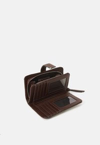 Portafoglio in pelle marrone con chiusura a zip, numerosi scomparti per carte e due finestre trasparenti per documenti. Interno strutturato con cuciture a contrasto.