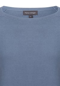 Maglione blu lavorato a maglia con scollo rotondo, texture leggera e un'etichetta con la scritta "Franco Callegari" di taglia piccola.