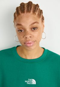 The North Face ESSENTIAL OVERSIZE CREW - Pusa - evergreen