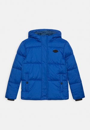 Doudoune bleue avec capuche, deux poches avant avec boutons et écusson noir avec logo sur la poitrine, présentée sur un fond uni.