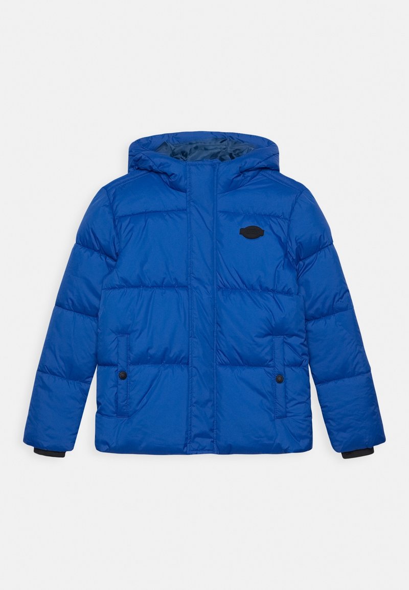 Doudoune bleue avec capuche, deux poches avant avec boutons et écusson noir avec logo sur la poitrine, présentée sur un fond uni.