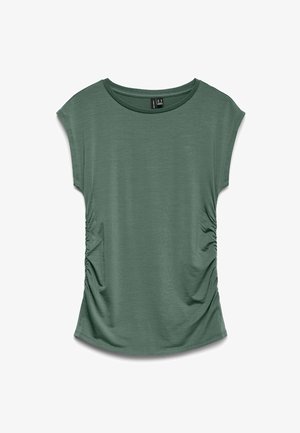 Roheline lühikeste varrukatega naiste topp ümarate kaelakaare ja voltidega külgedel, valmistatud kerge ja pehme kangaga.