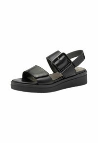 Sandal in pelle nera con una larga fascia anteriore, fibbia regolabile e una suola piatta spessa e testurizzata. Design semplice con minimi dettagli.