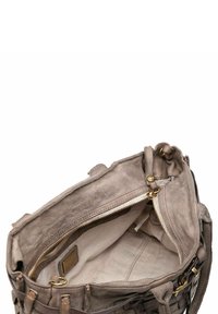 Sac à main en cuir gris avec une texture tissée, des accessoires en métal doré et une poche intérieure zippée. Le sac a une forme douce et déstructurée.