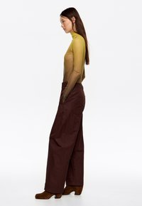 Bimba Y Lola BARREL TECNICO - Püksid - marron oscuro