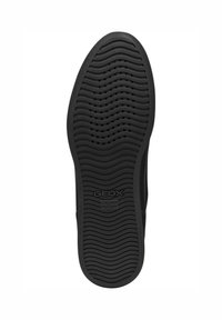 Semelle en caoutchouc noir avec un motif en zigzag texturé et de petits trous pour la respirabilité, arborant le logo "GEOX" et le détail "BREVET ITALIEN".