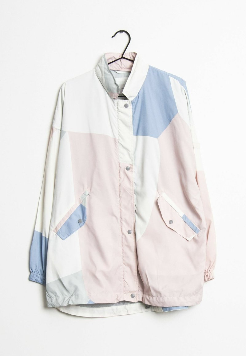 Chaqueta ligera de bloques de color que presenta secciones en rosa pastel, azul y crema; cierre a presión, dos bolsillos frontales y puños elásticos.