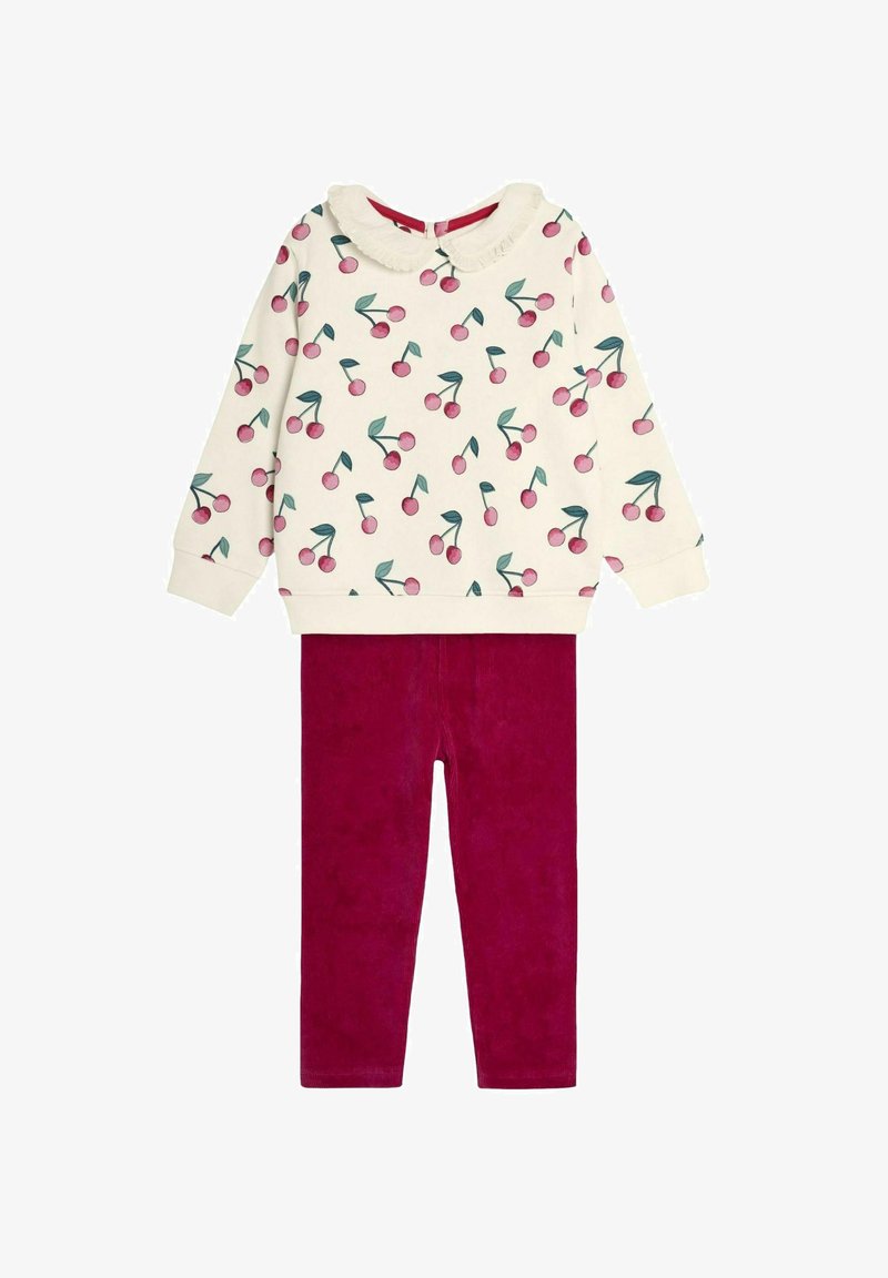 Kokvilnas sporta krekls smilšu krāsā ar ķiršu rakstu un ruffles apkakli, apvienots ar fuksiju krāsas izstiepjamiem kordūra šortiem.