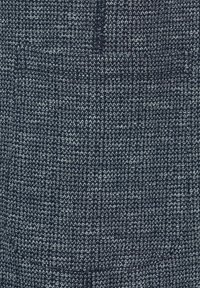 Tessuto strutturato di color blu navy con un motivo a spina di pesce e accenti grigio chiaro. Adatto per abiti su misura o per un abbigliamento informale.