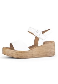 Hvide læder platform sandaler med bred frontrem og justerbar ankelrem. Træstruktureret kilehælk, ca. to tommer høj.