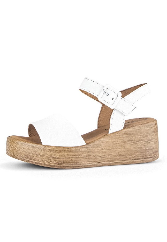 Hvide læder platform sandaler med bred frontrem og justerbar ankelrem. Træstruktureret kilehælk, ca. to tommer høj.