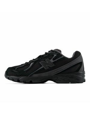 Schwarzer New Balance Sportschuh mit Mesh- und Veloursleder-Details, mit gepolsterter Sohle und seitlichem Logo, aus der linken Profilansicht.