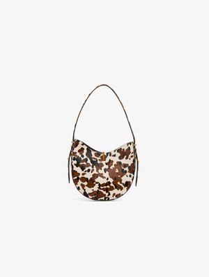 Sac hobo en cuir texturé avec un imprimé de vache marron et blanc, présentant une forme courbée et une seule bandoulière avec des ferrures dorées.