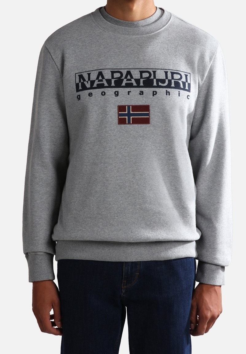 Felpa grigia con collo rotondo, polsini e orlo a costine. Decorata con la scritta "NAPAPIJRI" e una toppa con la bandiera della Norvegia sulla parte anteriore.