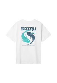 Weißes Baumwoll-T-Shirt mit einem grafischen Design von zwei Koi-Fischen in Türkis und Schwarz innerhalb einer kreisförmigen Welle, mit dem Text "SAIRU urban" darüber.