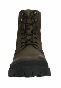 Stivale in pelle marrone con lacci neri e suola in gomma. Presenta una punta arrotondata e una suola robusta e profilata. La vista frontale mette in mostra il design con lacci.