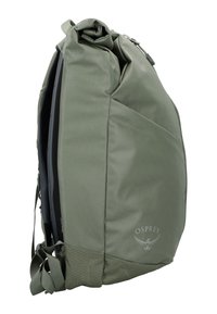 Zaino verde a roll-top con schienale imbottito, spallacci regolabili e logo Osprey sul lato anteriore in basso a destra.