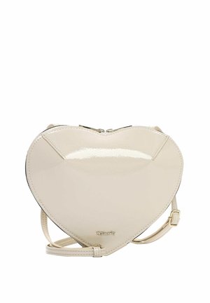Crèmekleurige, hartvormige crossbodytas met een glanzende afwerking, ritssluiting en verstelbare band tegen een witte achtergrond.