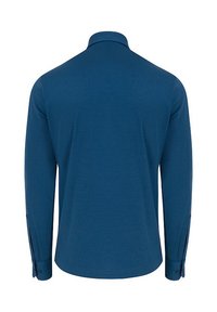 Granatowa, męska koszula z długim rękawem i zapinanymi na guziki mankietami, pokazana od tyłu na białym tle.