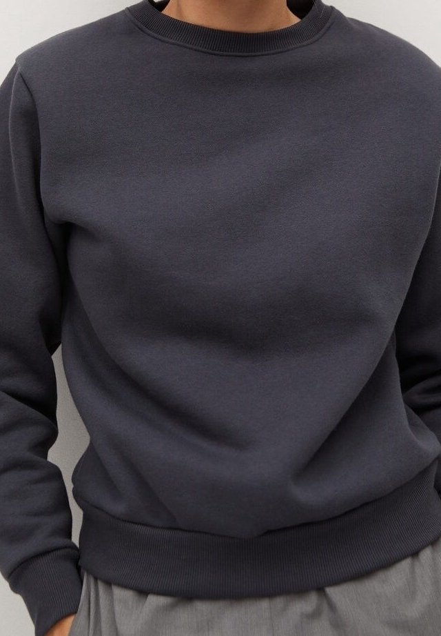Tmavě šedá mikina vyrobená z příjemné bavlněné směsi, s kulatým výstřihem a žebrovanými manžetami. Hladká textura bez ozdob.
