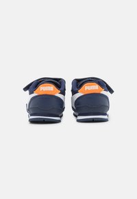 Scarpe da ginnastica per bambini blu navy con suola intermedia bianca e logo Puma arancione. Presentano chiusura a strappo e dettagli in tessuto testurizzato sul tallone.