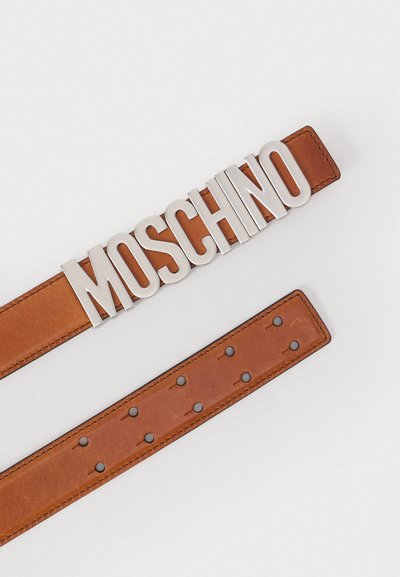 Cinto de couro castanho com fivela grande e brilhante em prata "MOSCHINO" e cinta ajustável com vários furos para adaptação.
