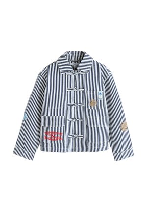 Blau-weiß gestreifte Jacke mit Fronttaschen, Knebelknöpfen und gestickten Muschel-, Krabben- und Palmenmotiven auf den Taschen und Ärmeln.