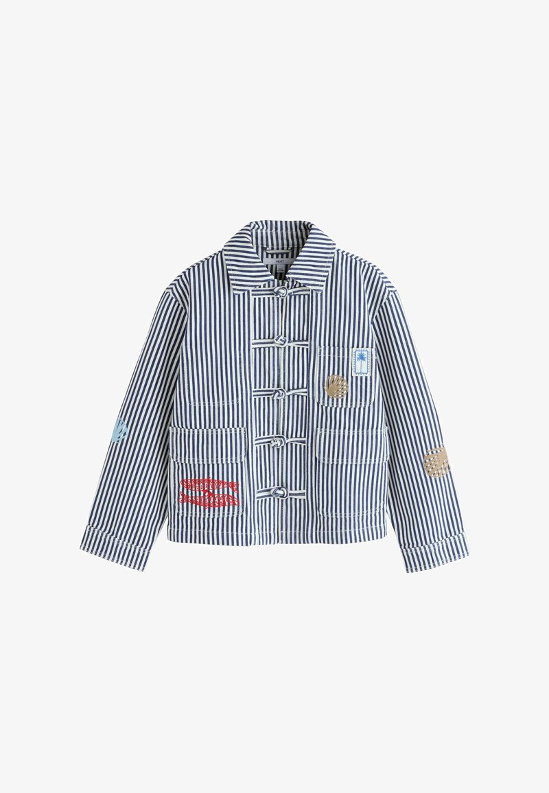 Veste rayée bleue et blanche avec poches avant, boutons à bascule, et motifs brodés de coquillage, crabe et palmier sur les poches et les manches.