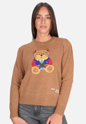 Pullover marrone lavorato a maglia con una grafica di un orso testurizzata in tessuto multicolore. Collo e orlo a costine, con "RUE M.A." ricamato di lato.