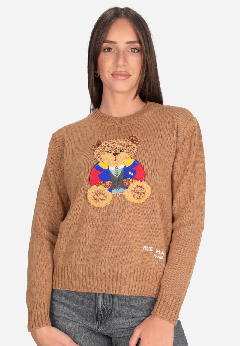 Pullover marrone lavorato a maglia con una grafica di un orso testurizzata in tessuto multicolore. Collo e orlo a costine, con "RUE M.A." ricamato di lato.