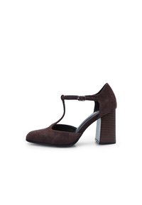 Zapatos de tacón alto de ante marrón con tira en T y detalle de hebilla, que cuentan con una puntera cuadrada y un tacón de bloque con textura de madera.