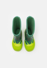 Bottes en caoutchouc vertes avec une finition brillante, présentant un dessus texturé et une partie inférieure lisse et jaune vif. Intérieur doublé pour le confort.