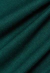 Teksturowana tkanina w głębokim odcieniu niebiesko-zielonym, prezentująca prążkowany wzór z różnorodnymi poziomymi liniami. Materiał wydaje się miękki i ściśle tkany.