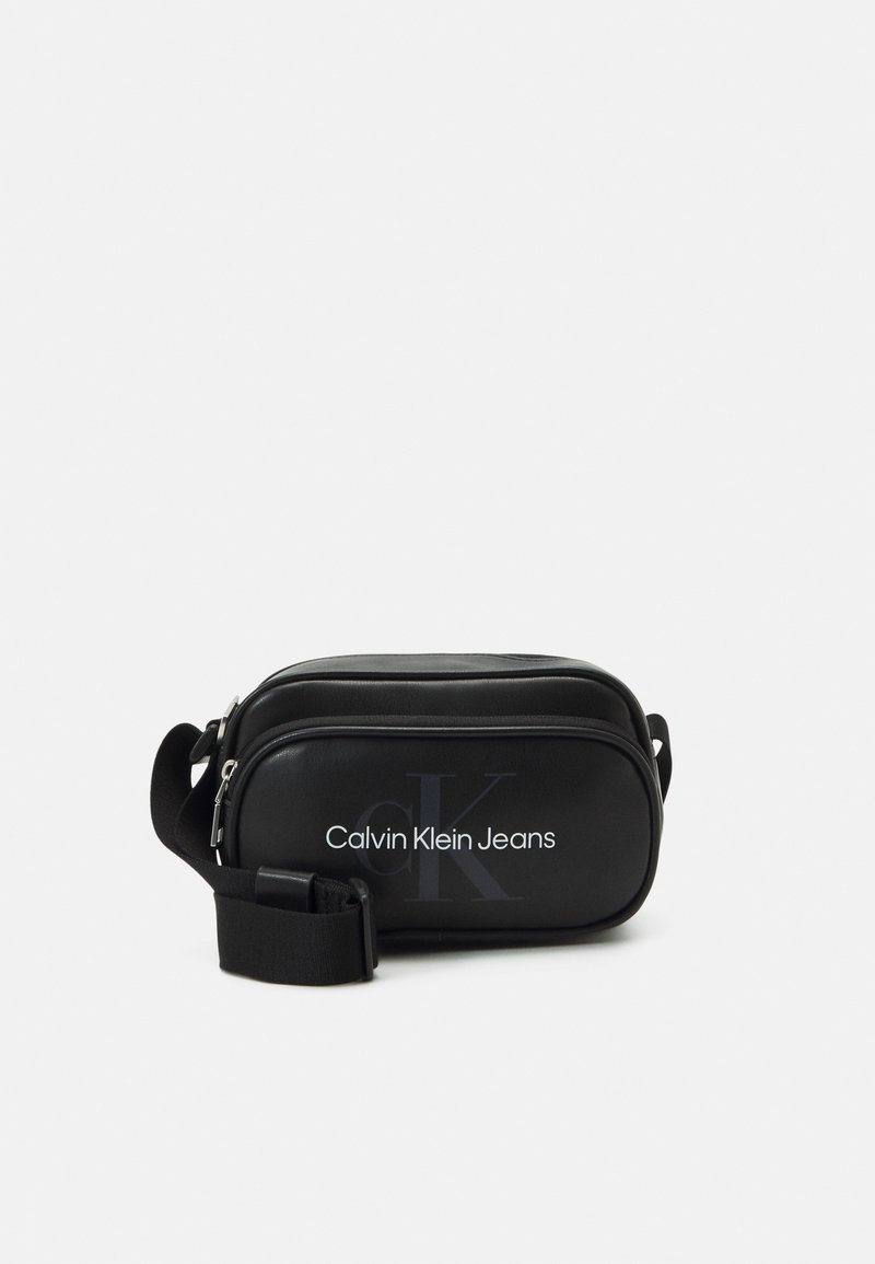 Calvin Klein Jeans - MONOGRAM SOFT CAMERA BAG UNISEX - Taška s příčným popruhem - black, Zvětšit