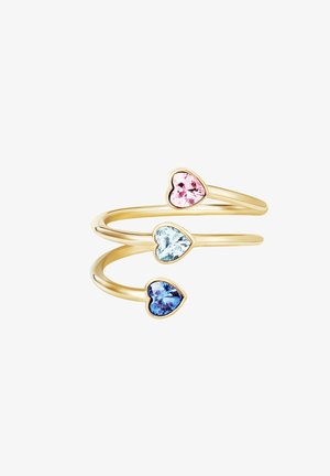 Zlatni prsten s tri dragulja u obliku srca: ružičasta, svijetloplava i tamnoplava. Dizajn ima glatku, minimalističku traku.