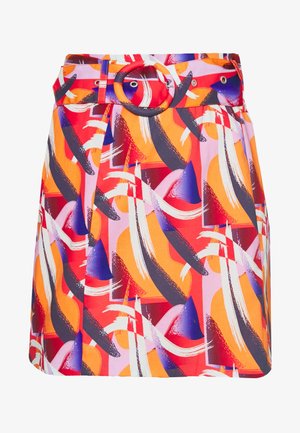 Jupe colorée présentant un motif abstrait en rouges, oranges et pourpres, avec une large ceinture et un détail de boucle circulaire.