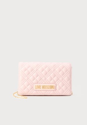 Clutch acolchoado em rosa claro da Love Moschino com corrente de ouro e placa do logotipo em tom dourado na aba da frente.