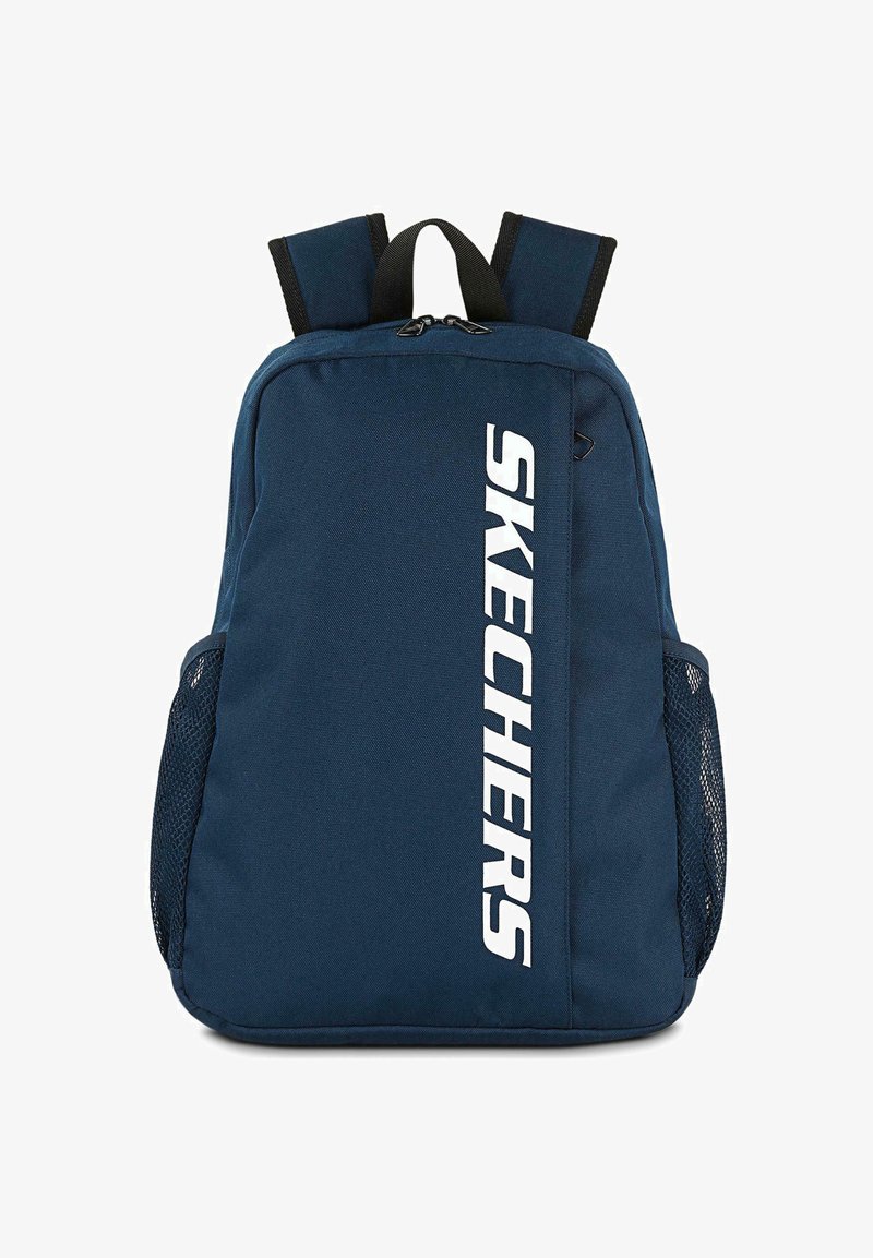 MOCHILA azul marino con un acabado de tela suave, que presenta un gran logo blanco de "SKECHERS" en la parte frontal, bolsillos laterales de malla y correas ajustables.