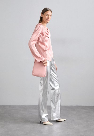 Stine Goya FLAT TOTE - Taška s příčným popruhem - rose tan