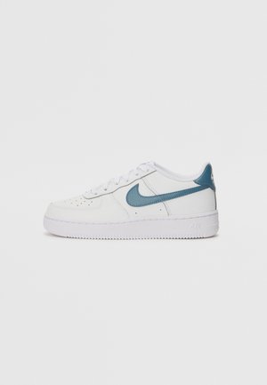 Adidași Nike Air Force 1 din piele albă cu un swoosh teal, design cu șireturi, accente texturate și o talpă din cauciuc alb.