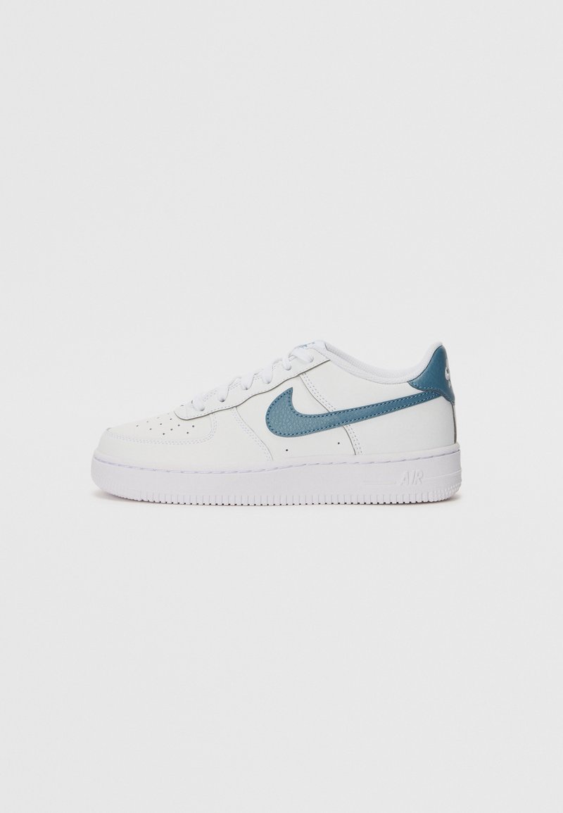 Nike Air Force 1 tenisice od bijele kože s tirkiznim swooshom, vezivanje, teksturalni detalji i bijela gumena potplat.