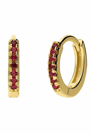 Boucles d'oreilles créoles en or avec une rangée de petites pierres précieuses rouges rondes le long du bord extérieur, présentées vues fermées et ouvertes.